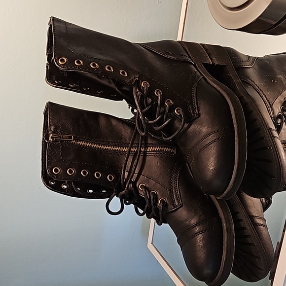 Boots - Picture 2 of 7